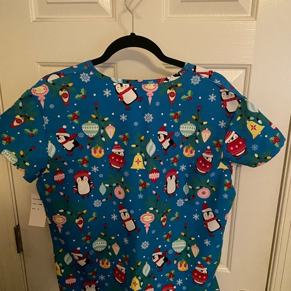 Women's Penguin Ornaments Sweaters Gabby Brooke Scrub Top Small NWT 9100M-1398 - Picture 2 of 5